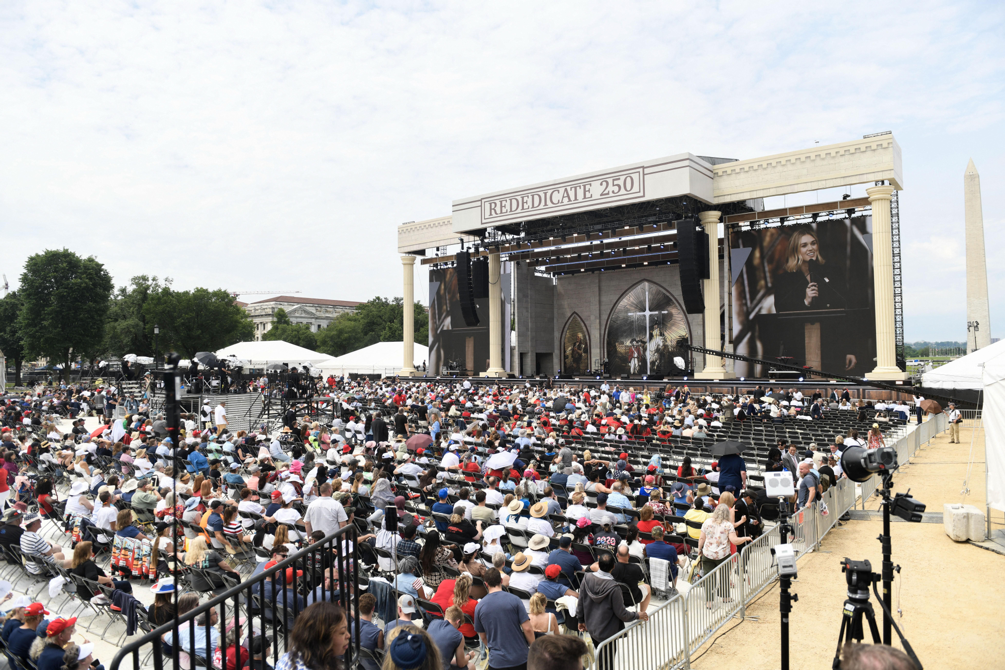 Los asistentes rezan y celebran durante el evento «Rededicate 250: Un jubileo nacional de oración, alabanza y acción de gracias», celebrado en el National Mall de Washington D. C. el 17 de mayo de 2026.