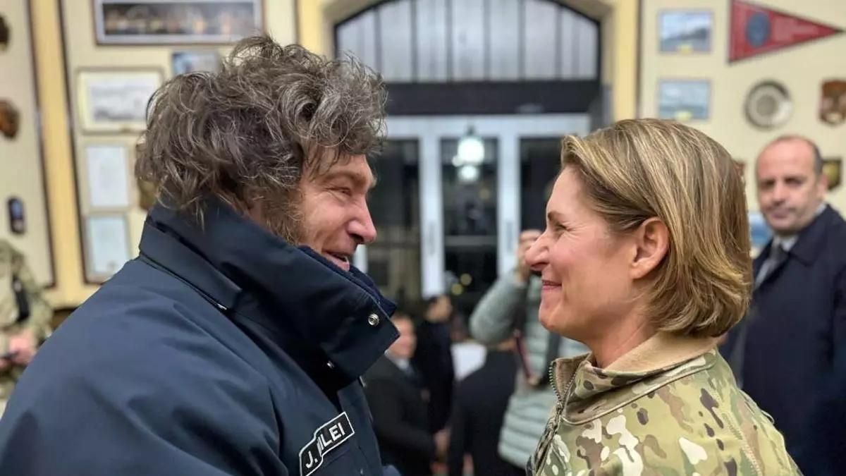 Javier Milei recibe con honores a la Generala estadounidense Laura Richardson.
