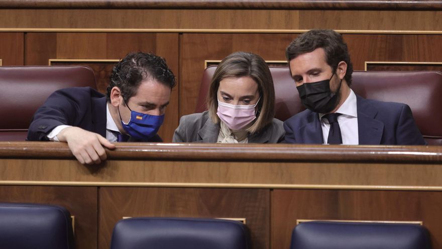 El secretario general del Partido Popular, Teodoro García Egea, la portavoz del PP en el Congreso, Cuca Gamarra; y el líder del PP, Pablo Casado, conversan en el Pleno del Congreso. En Madrid, a 30 de junio de 2021.