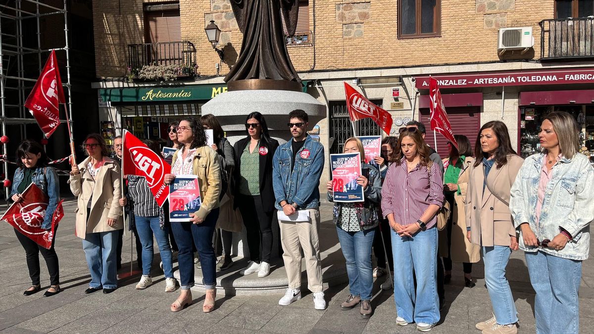 Representantes de UGT en Toledo concentrándose por la salud laboral en los centros de trabajo.