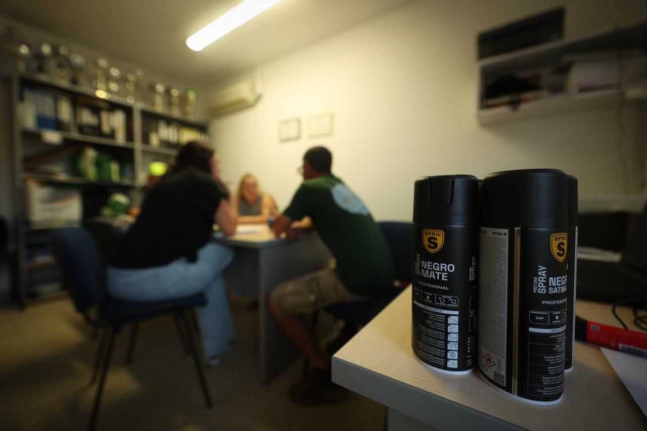Varios miembros de la asociación, reunidos en una sede donde, desde hace semanas, no faltan los botes de spray