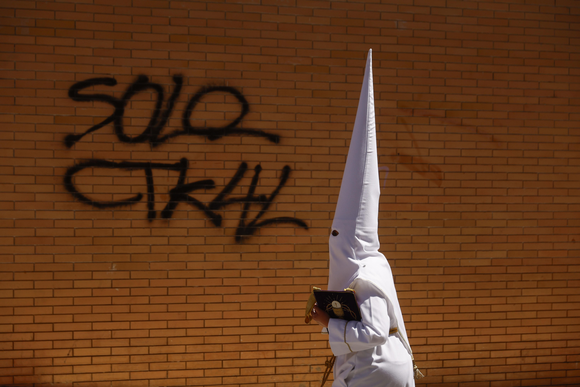 Un nazareno de la Cofradía El Rocío en Málaga el 31 de marzo.