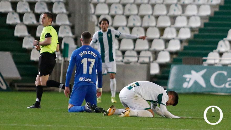 Los jugadores del Córdoba lamentan una ocasión