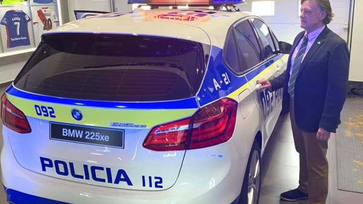 El concejal José Ramón Prado en la presentación de nuevos vehículos de la Policía Local. 