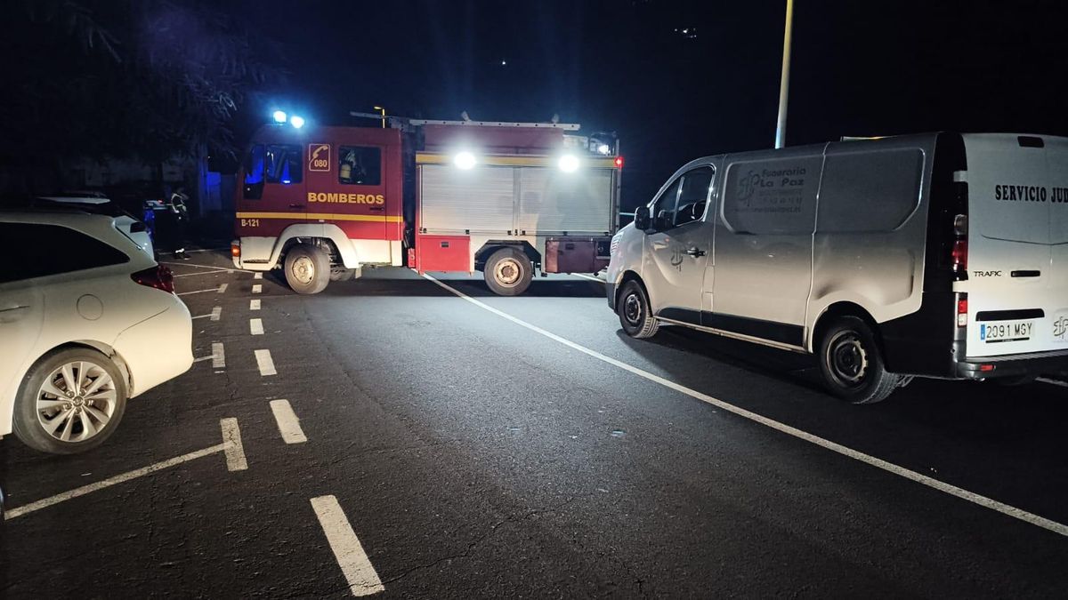 Equipos de emergencia en el lugar de accidente registrado la noche del sábado en la Villa y Puerto de Tazacorte.