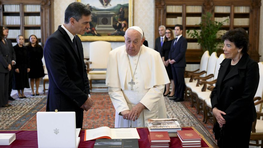 El presidente del Gobierno, Pedro Sánchez, el Papa Francisco y la embajadora española en el Vaticano, Isabel Celaá, durante una audiencia en la Biblioteca Apostólica del Vaticano, a 11 de octubre de 2024, en Ciudad del Vaticano (Foto de archivo).