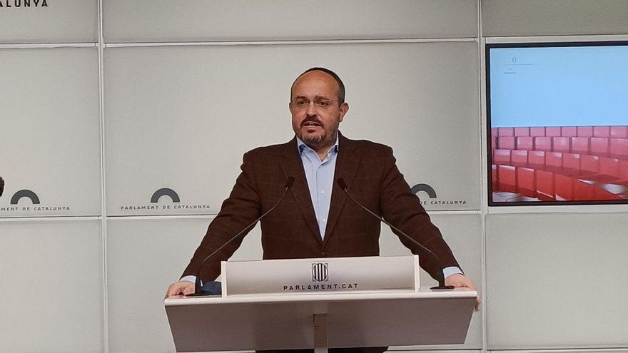 El presidente del PP catalán, Alejandro Fernández, en rueda de prensa este miércoles en el Parlament.