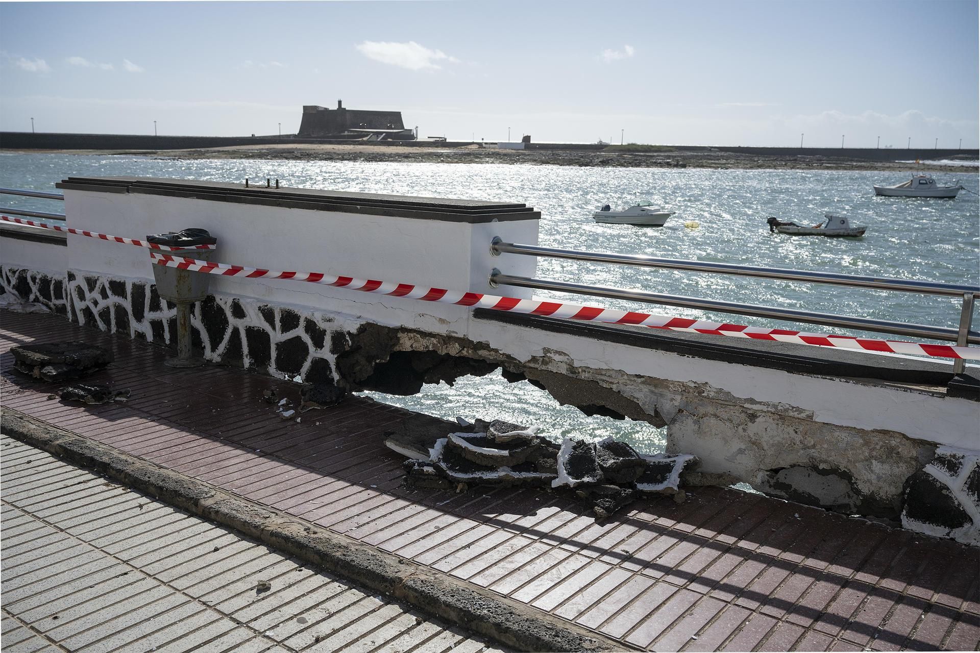 Muros y adoquines rotos en el litoral de Arrecife (Lanzarote). EFE/Adriel Perdomo