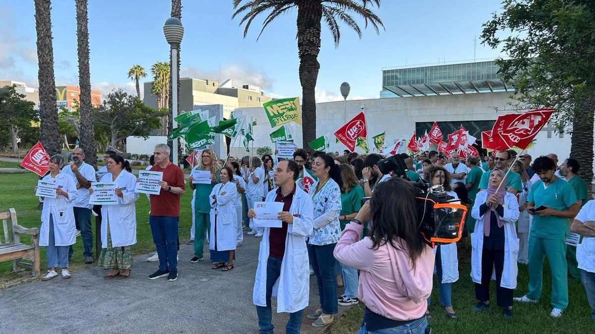 Protesta de médicos frente al HUC, este viernes.