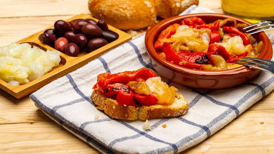 Espencat, la ensalada tradicional valenciana de pimientos, cebolla y berenjenas asadas que se sirve en frío