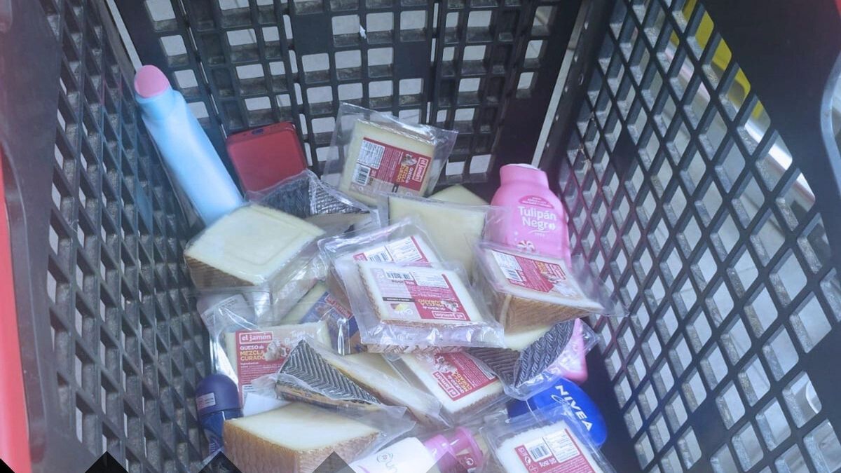 Quesos y productos de cosmética recuperados por la Policía Local de Puente Genil.