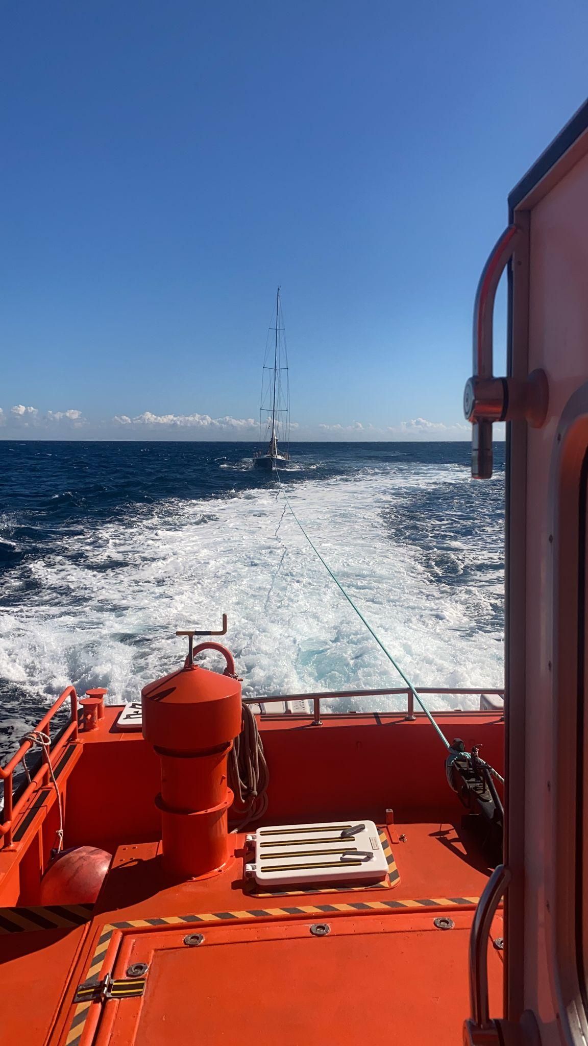 La Salvamar Acrux surt al rescat del veler avariat Sunrise al sud de Cap Martinet (Eivissa)