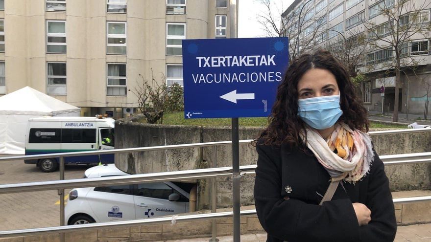 Cuando la prohibición de administrar AstraZeneca llega mientras esperas sentado a que te inyecten la vacuna