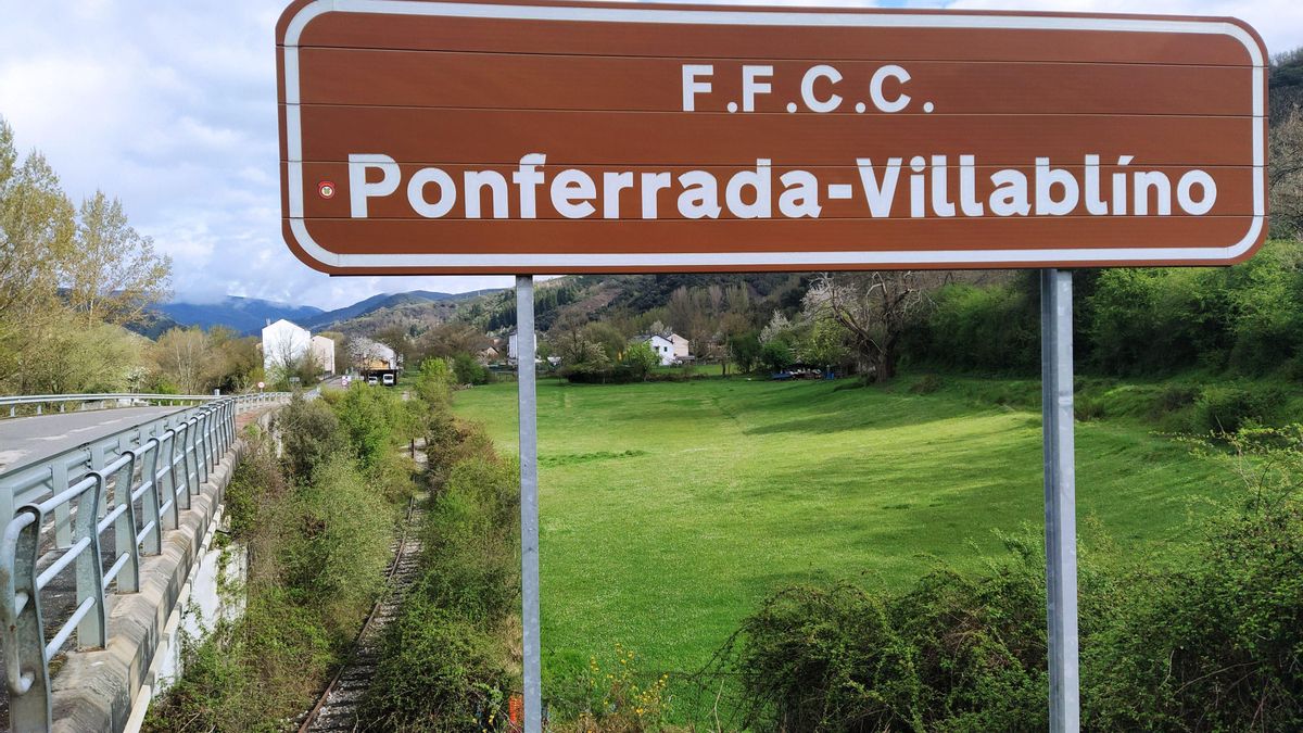 Línea férrea del Ponfeblino en la entrada a la localidad de Toreno.
