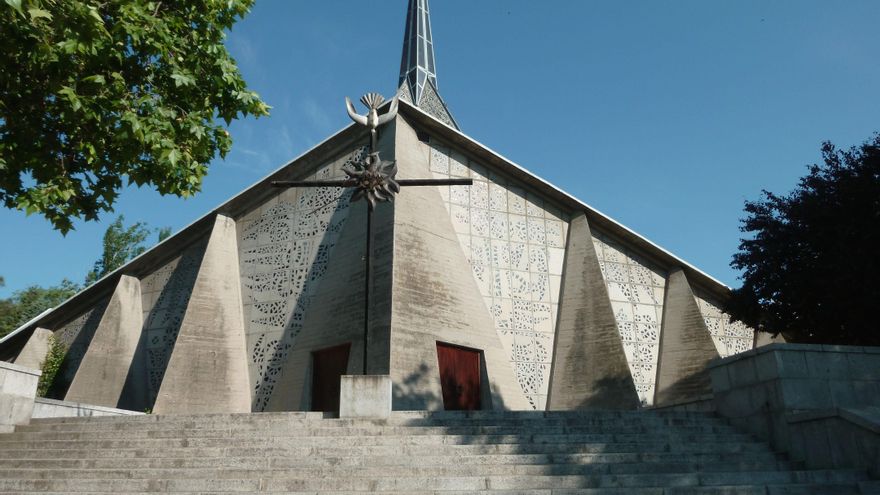 La iglesia de Madrid que desafió todas las reglas en los años 60 y que hoy es una referencia de la arquitectura contemporánea