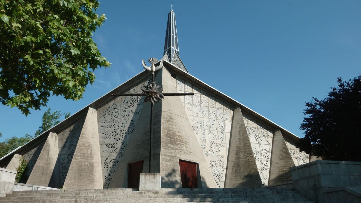 La iglesia de Madrid que desafió todas las reglas en los años 60 y que hoy es una referencia de la arquitectura contemporánea