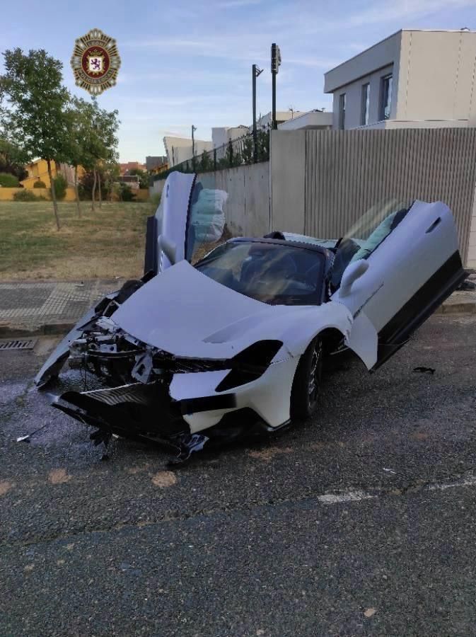 Destrozos en el Maserati blanco empotrado contra un chalé en Eras de Renueva, en LPoleón.