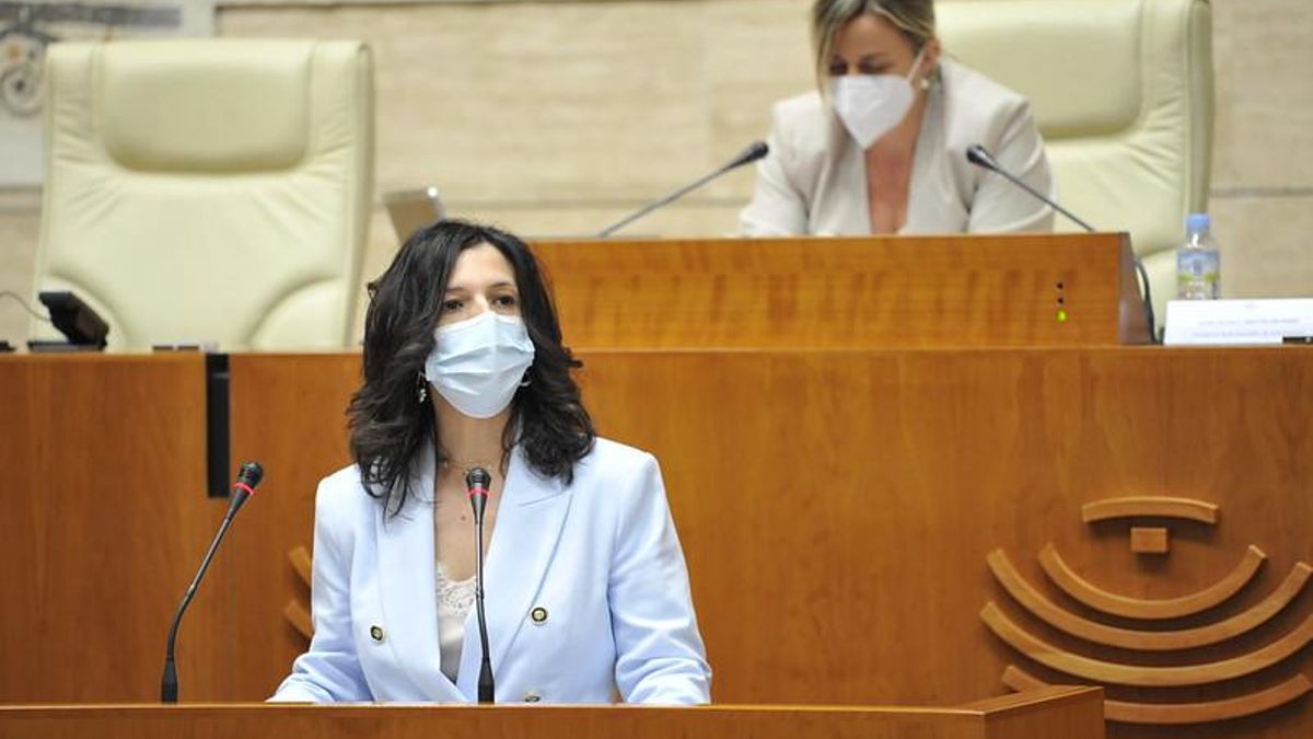 La consejera de Educación y Empleo, Esther Gutiérrez, en la Asamblea de Extremadura este jueves