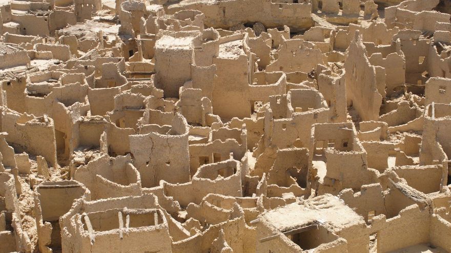 Muros desnudos en Shali. Una lluvia torrencial destruyó esta ciudad de adobe a inicios del siglo XX.
