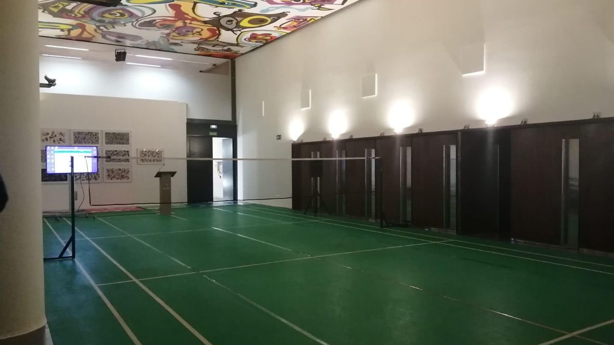 Pista de bádminton instalada bajo la pintura de Saura
