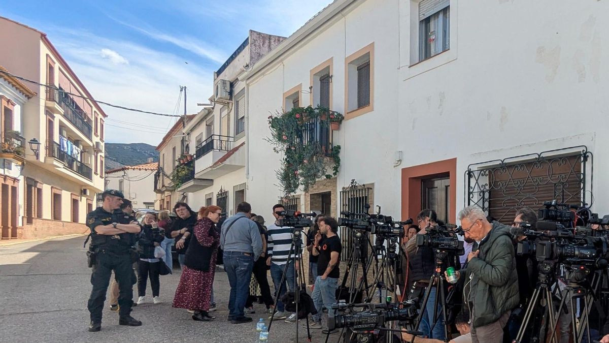 Medios de comunicación, en Hornachos, cubriendo la información sobre el asesinato de Francisca Cadenas