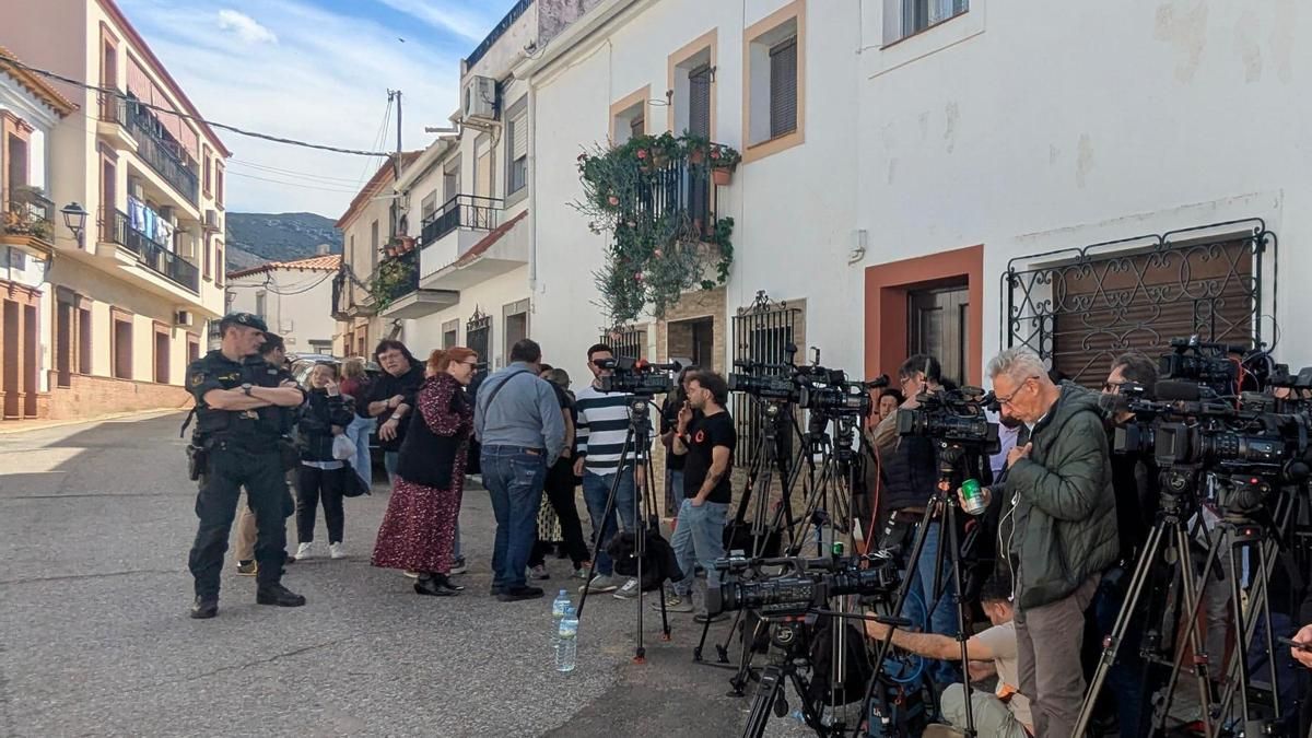Medios de comunicación, en Hornachos, cubriendo la información sobre el asesinato de Francisca Cadenas