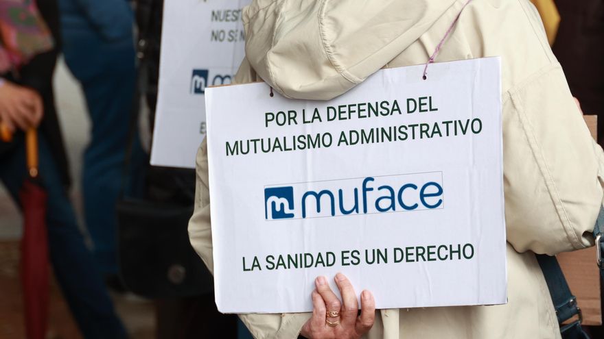 Los funcionarios tendrán que decidir en mayo entre los seguros privados de Muface y la sanidad pública