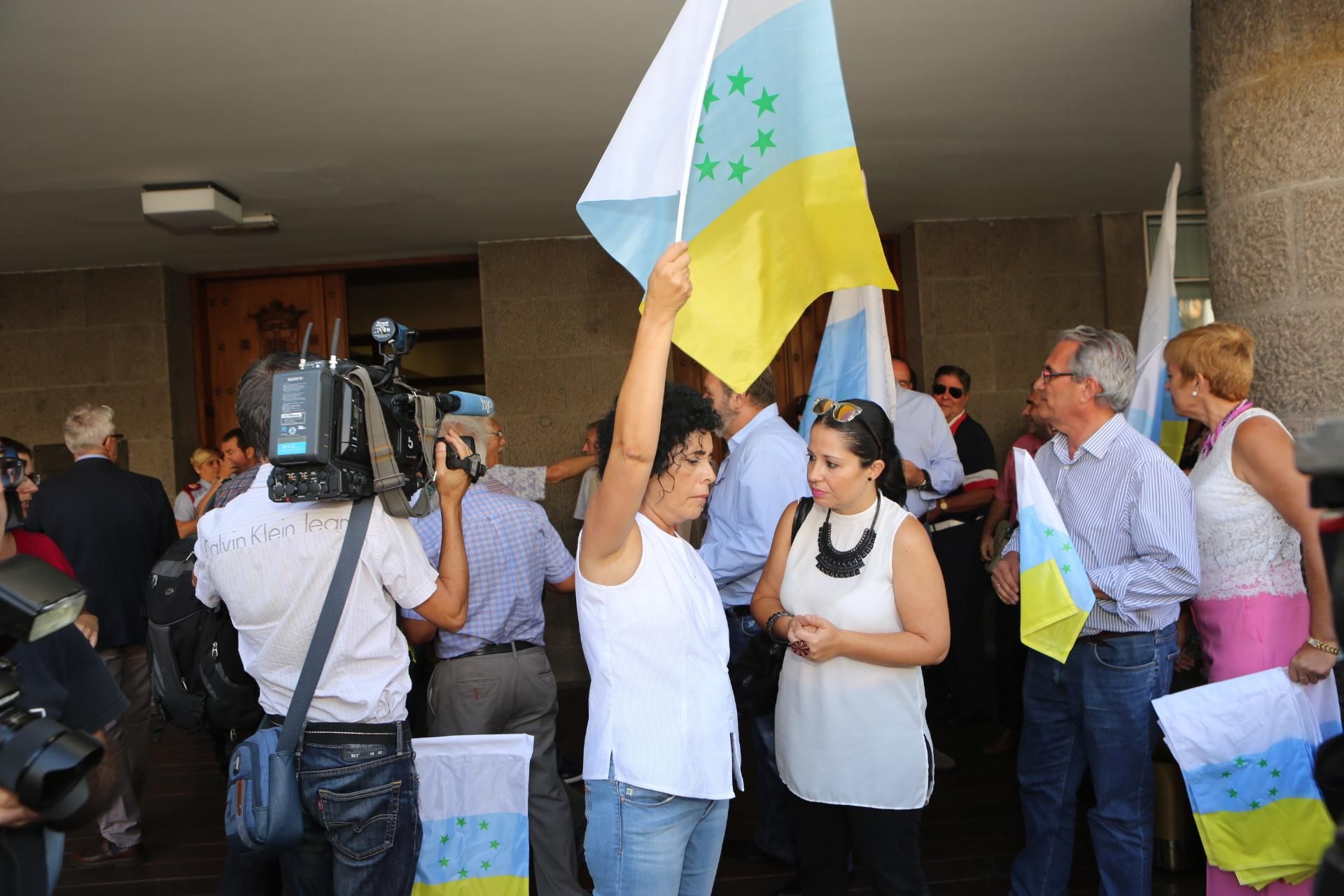 Asistentes al acto en el que se iba a izar la bandera tricolor