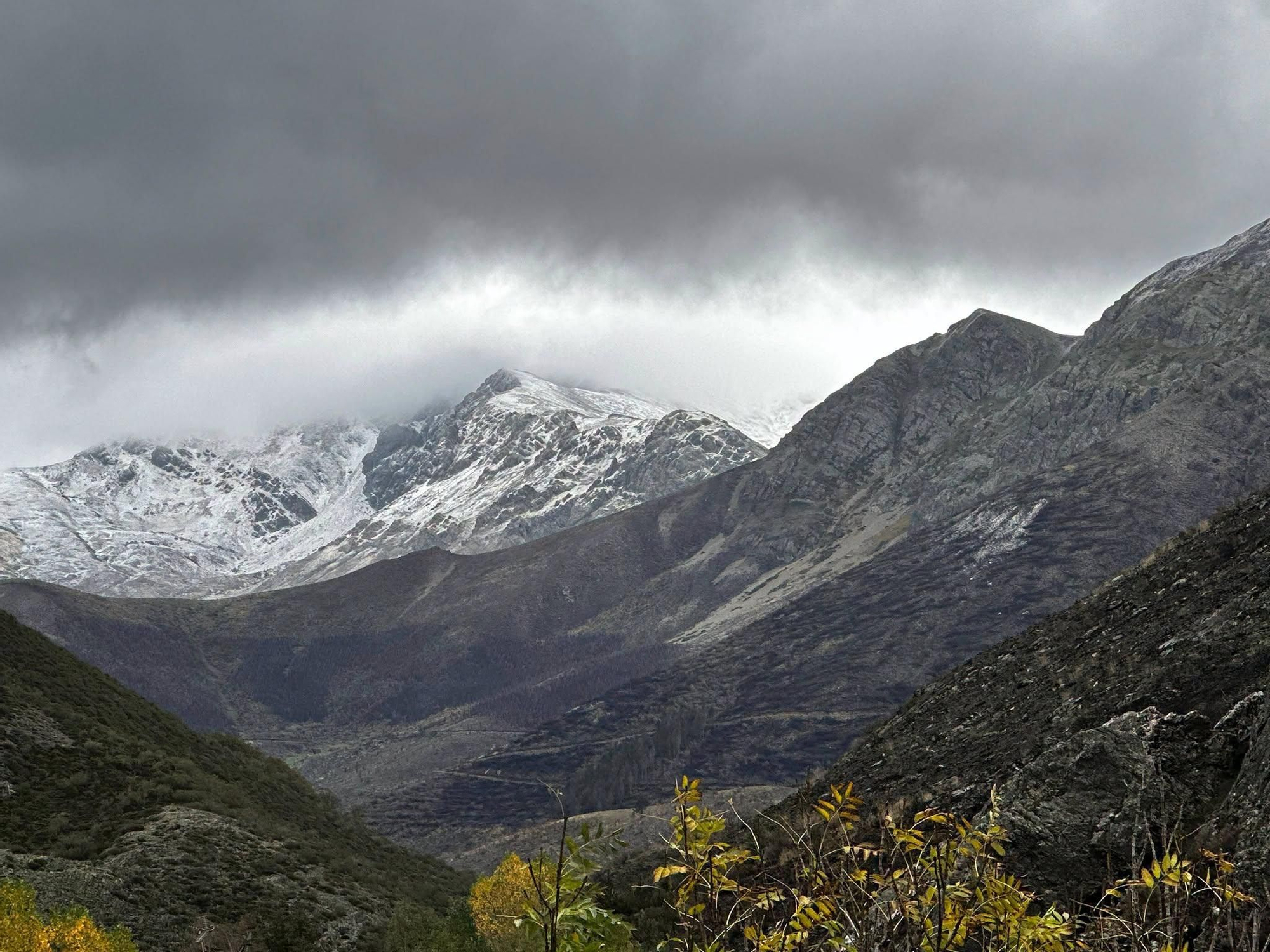 Así es como llegó la primera nevada y la Montaña Oriental de León abrió de par en par la ventana del frío