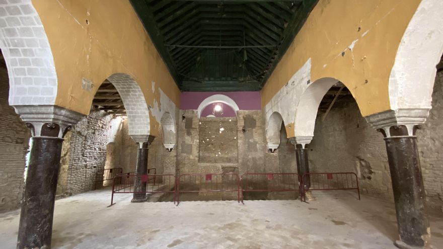 La sala de oración de la sinagoga ocupaba lo que es la nave central de la vieja iglesia.