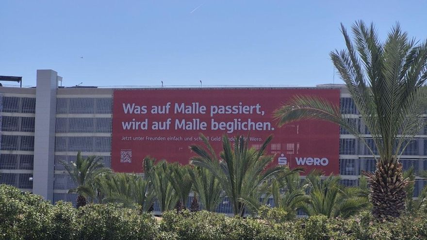 Un polémico cartel en alemán que juega con el doble sentido enfrenta a AENA y al Govern balear