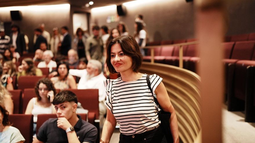 La ministra de Juventud e Infancia, Sira Rego, durante el IX del Congreso ‘Periodismo de migraciones’, en el Teatro María Luisa, a 15 de octubre de 2026, en Mérida.