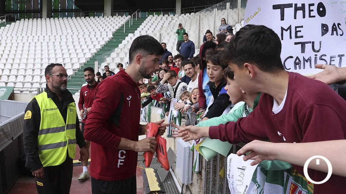 Theo Zidane regalando sus botas