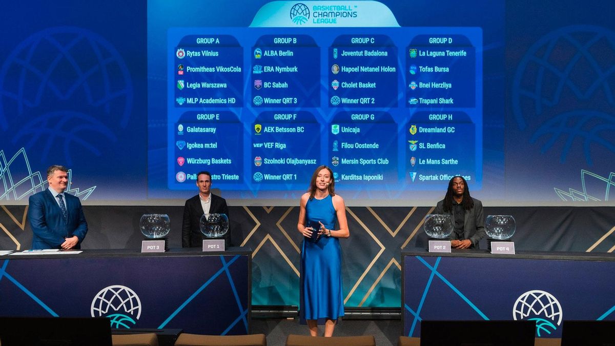 El jugador del La Laguna Tenerife Marcelinho Huertas (2I) durante el sorteo