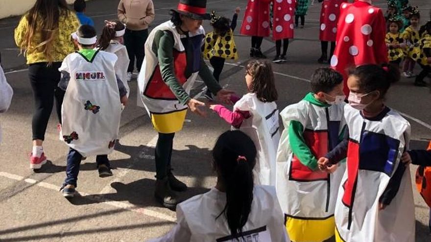 Algunos alumnos vestidos de cuadros de Mondrián en el patio.