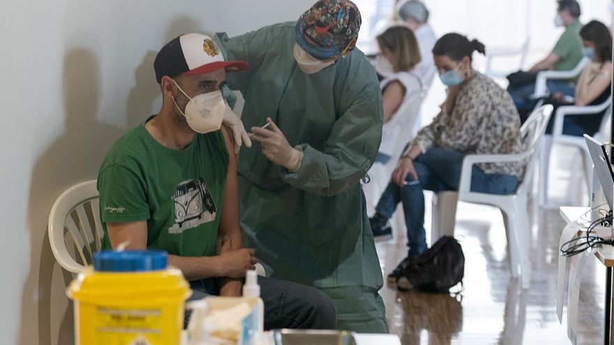 El Gobierno se encomienda a las vacunaciones masivas para levantar las restricciones en un mes