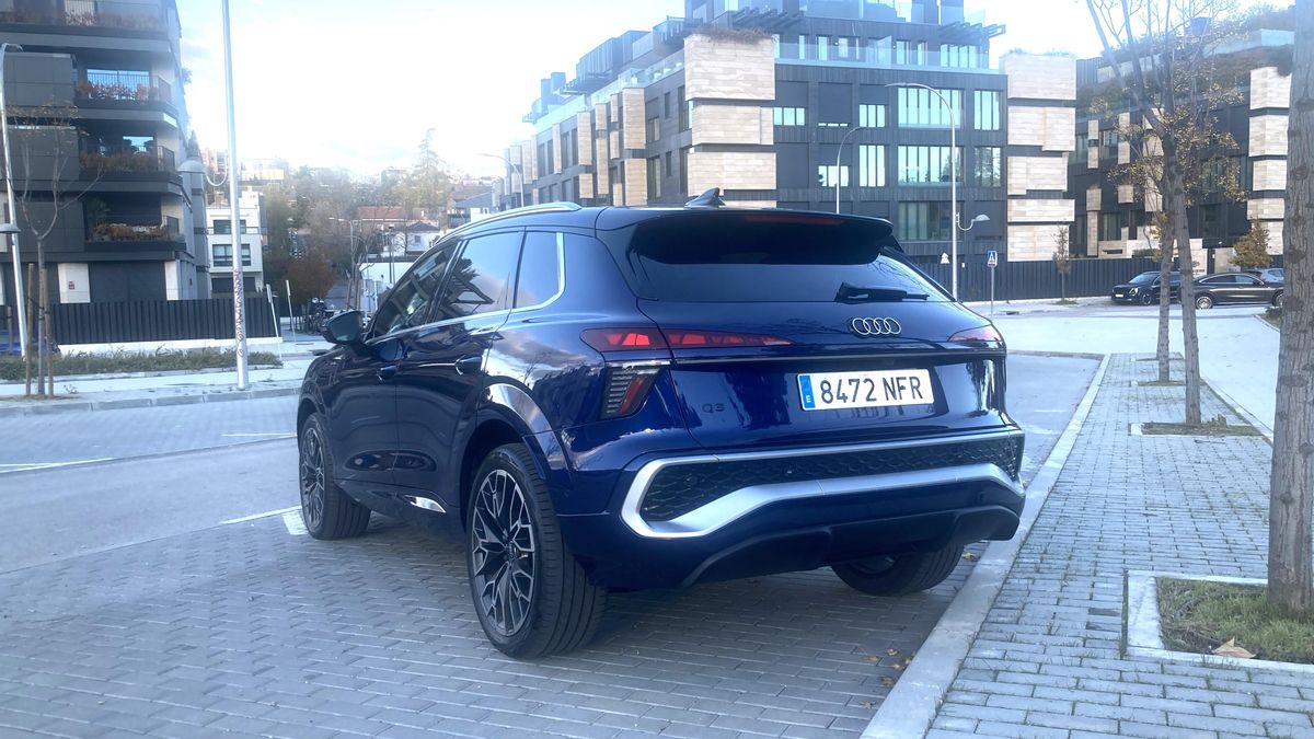 Vista lateral y de la zaga del Q3 de carrocería SUV.