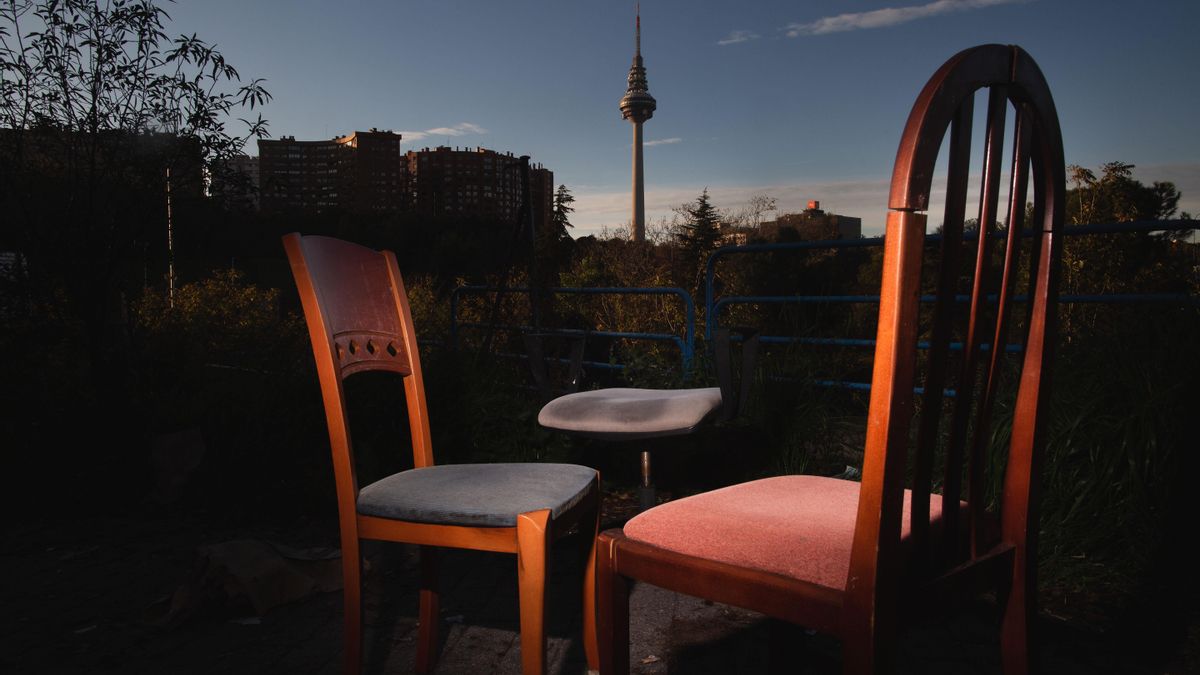 Vista del Pirulí de Torrespaña, uno de los edificios más emblemáticos alrededor de la M-30, desde la terraza de una vivienda cercana.