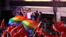 Pedro Sánchez celebra la victoria del PSOE en Ferraz.