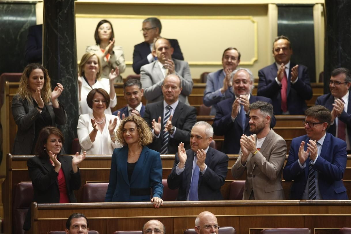 El presidente de la Mesa de Edad da el relevo a Batet en el Congreso para que dirija los acatamientos de la Constitución