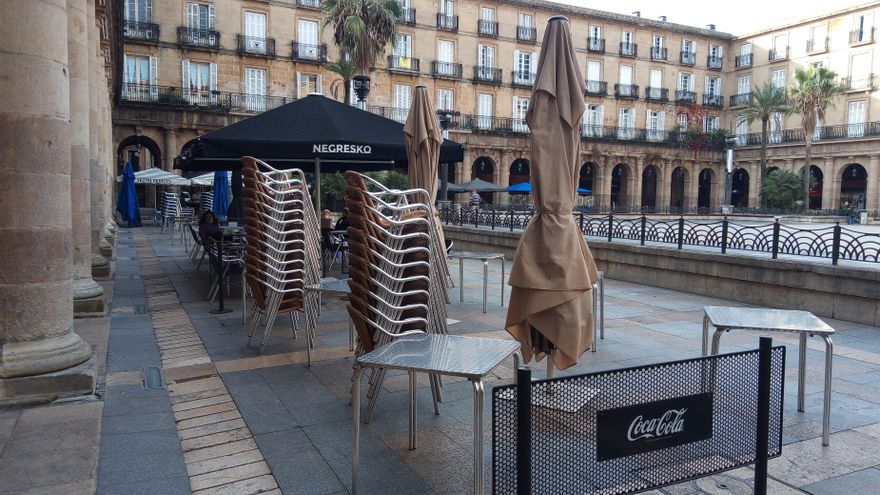 Archivo - Terrazas vacías en Bilbao