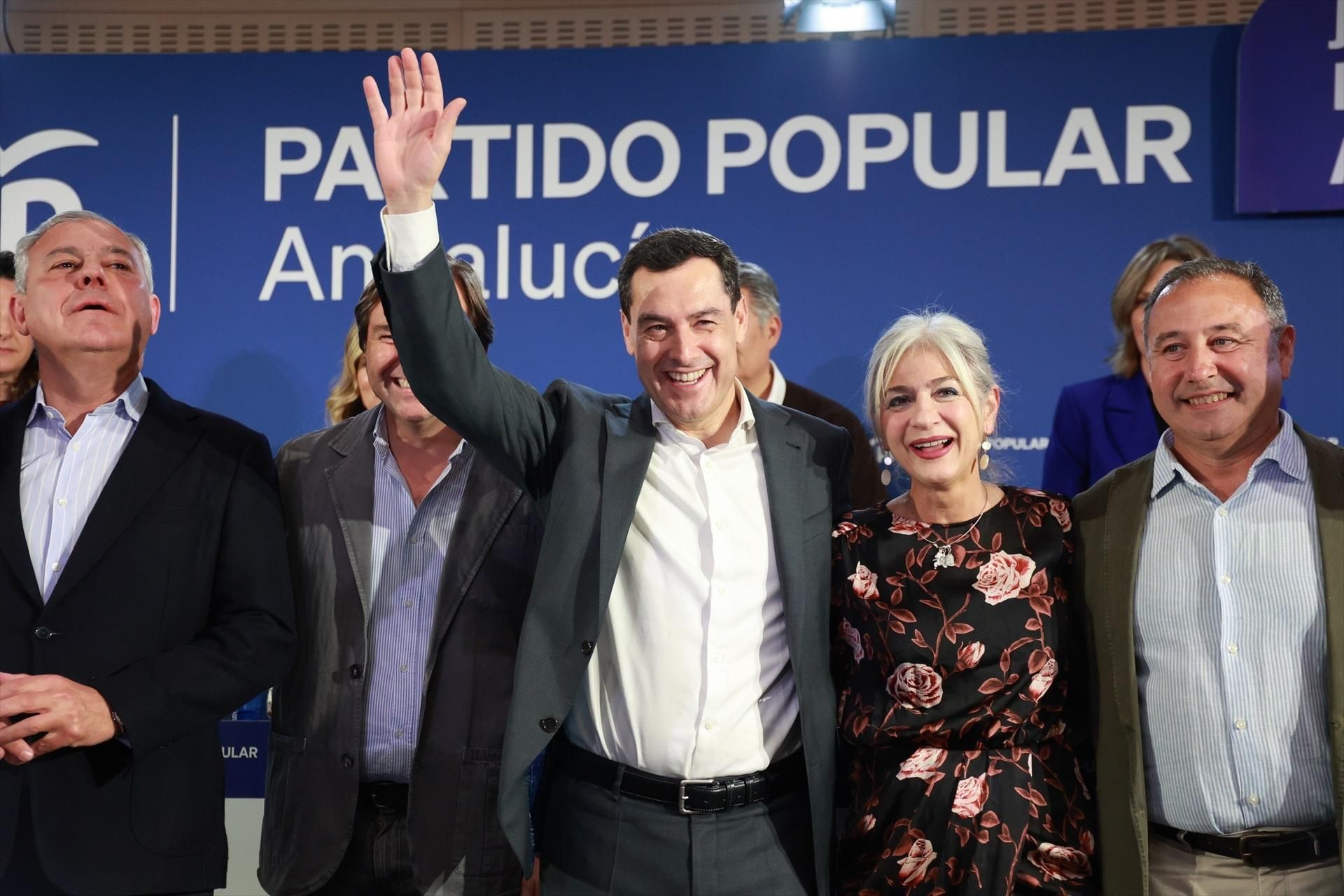 Juan Manuel Moreno saluda arropado por cargos de su partido.