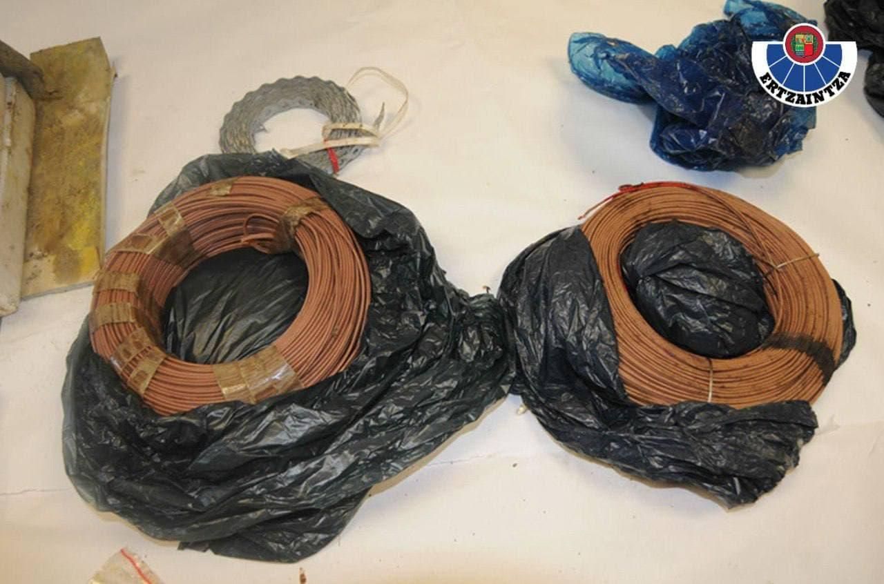 Armas y munición encontradas en el zulo de Ataun