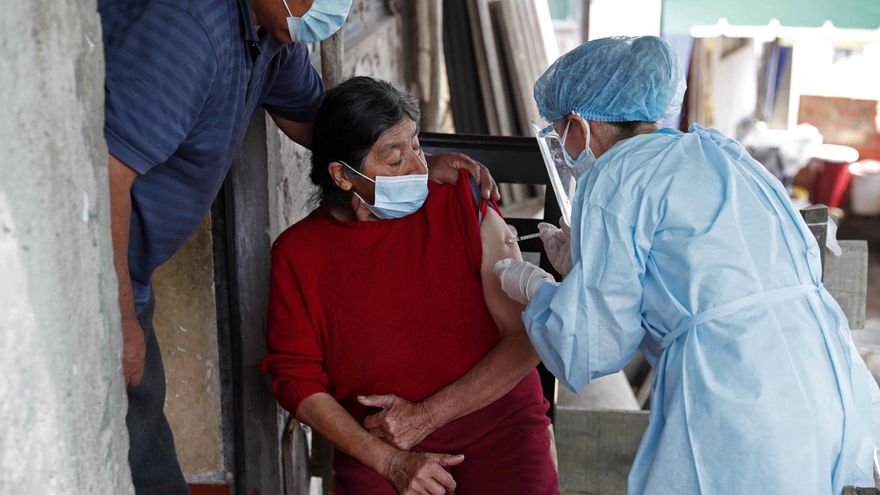 En Perú se han aplicado hasta el momento 25,5 millones de dosis de las vacunas de Pfizer, Sinopharm y AstraZeneca que se usan en la campaña nacional de vacunación, que también incluye a las personas desde los 12 años que padezcan de enfermedades de riesgo. Foto de archivo. EFE/ Paolo Aguilar