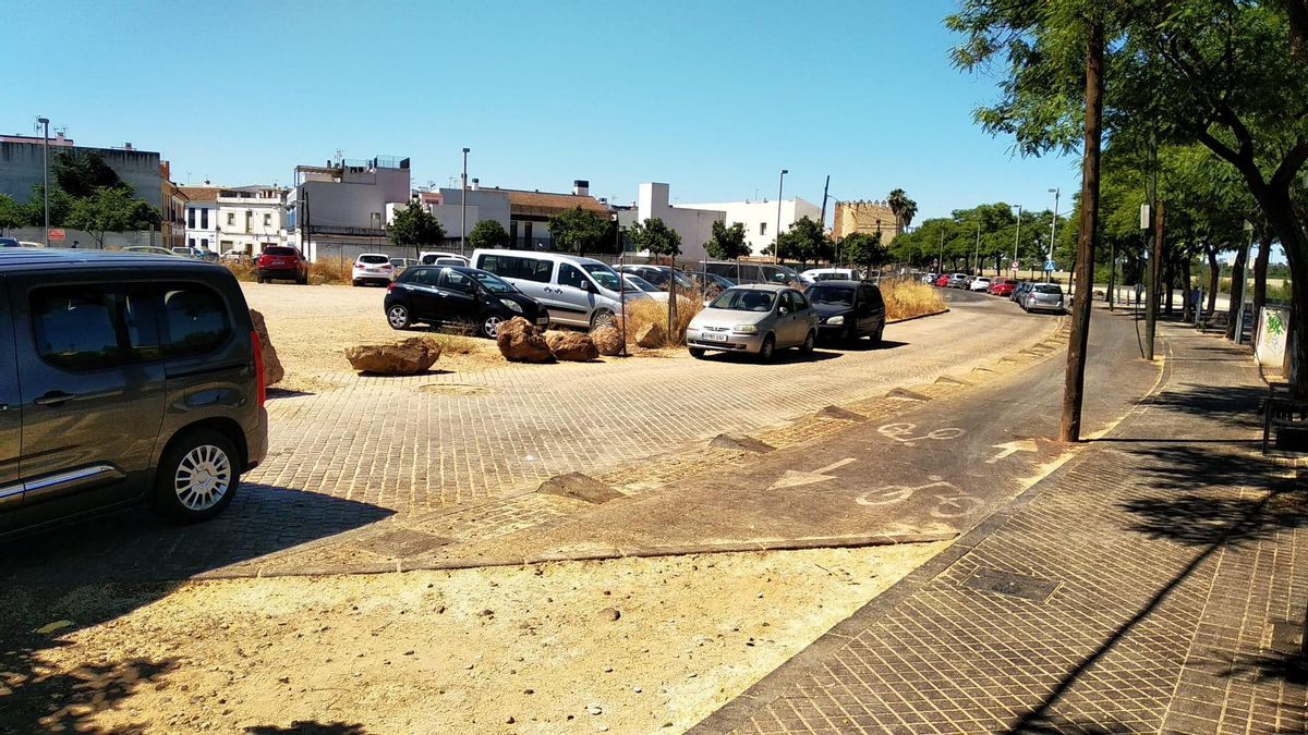 Acera del Río. El carril bici desaparece misteriosamente en su conexión con el Puente de Miraflores