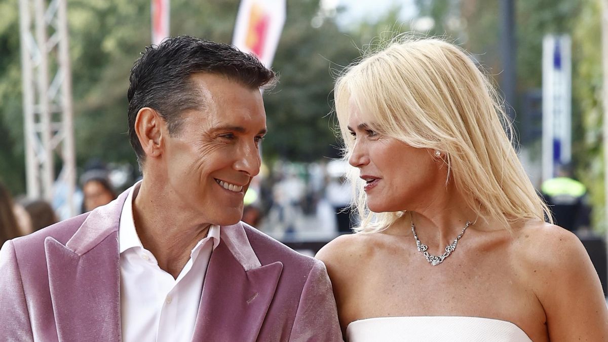 Jesús Vázquez y Valeria Mazza en la presentación de 'Bailando con las estrellas' en el FesTVal 2025