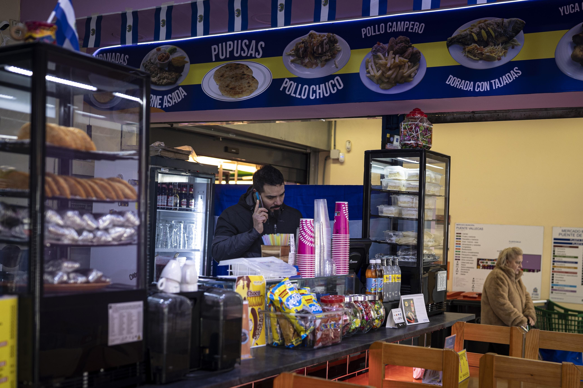Un restaurante de comida de El Salvador, en el mercado de Puente de Vallecas, en Madrid.