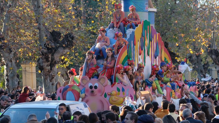 'Mundo de Color', una de las carrozas más coloristas del cortejo