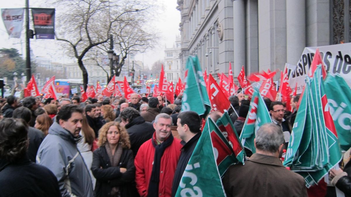 Unos 300 trabajadores de Bankia protestan ante el Banco de España con una pitada contra el ERE en la entidad