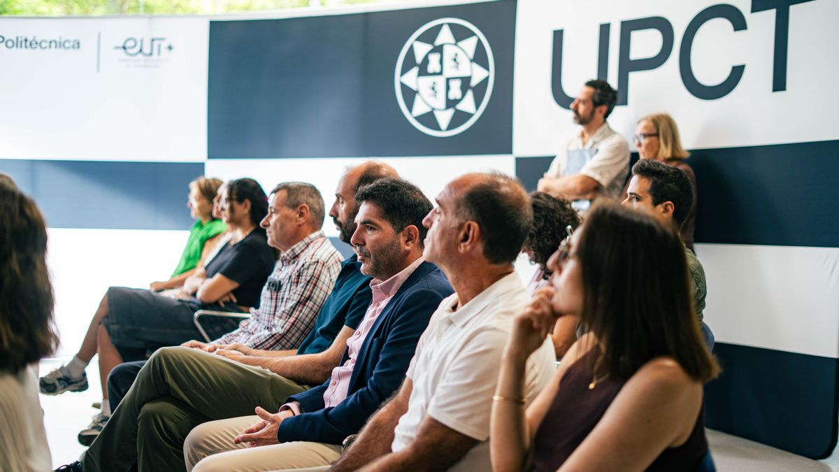 Público asistente este lunes a la presentación de la nueva marca
